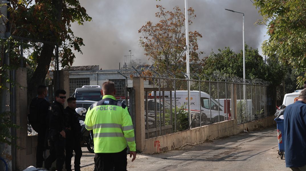 Υπό έλεγχο η πυρκαγιά σε δύο βιοτεχνίες στο Αιγάλεω