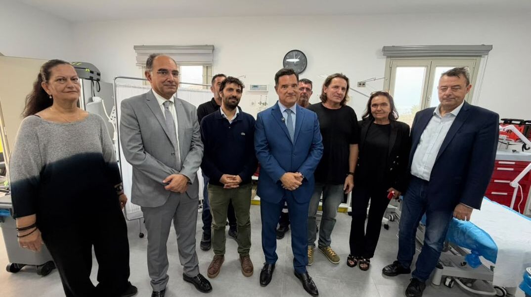 «Η συμμορία της μιζέριας»: Ξέσπασε ο Άδωνις Γεωργιάδης κατά διαμαρτυρόμενων στην Πάρο