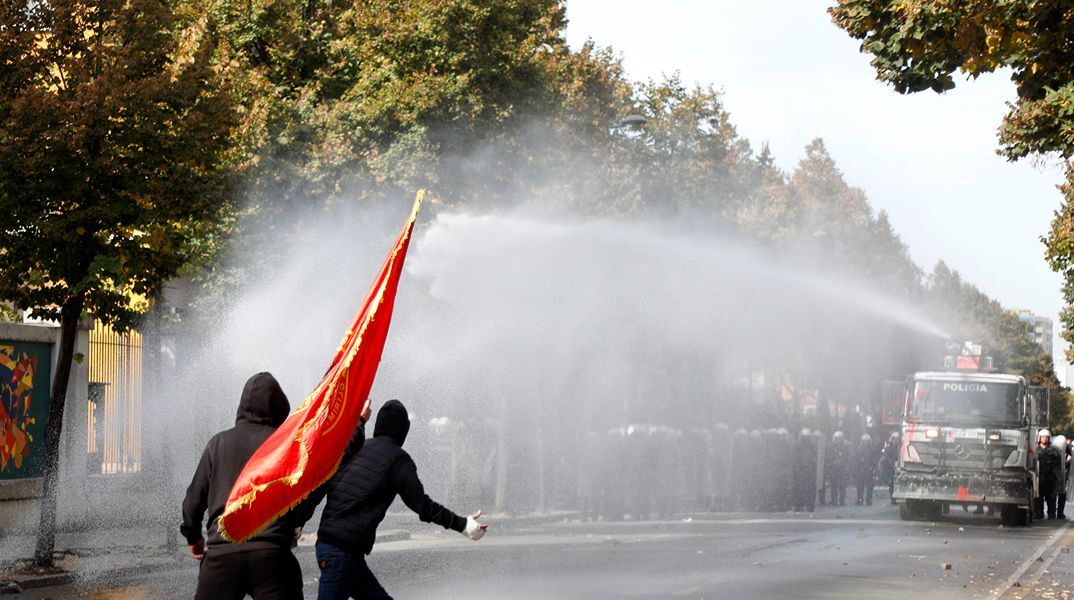 Αλβανία: Ο Έντι Ράμα απευθύνει έκκληση για ηρεμία και καταγγέλλει «ξένα χέρια» πίσω από τις διαδηλώσεις