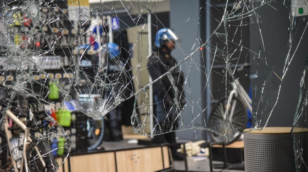 Πανικός στο Μιλάνο: Chanel, Dior και Tiffany αδειάζουν τις βιτρίνες υπό τον φόβο ταραχών