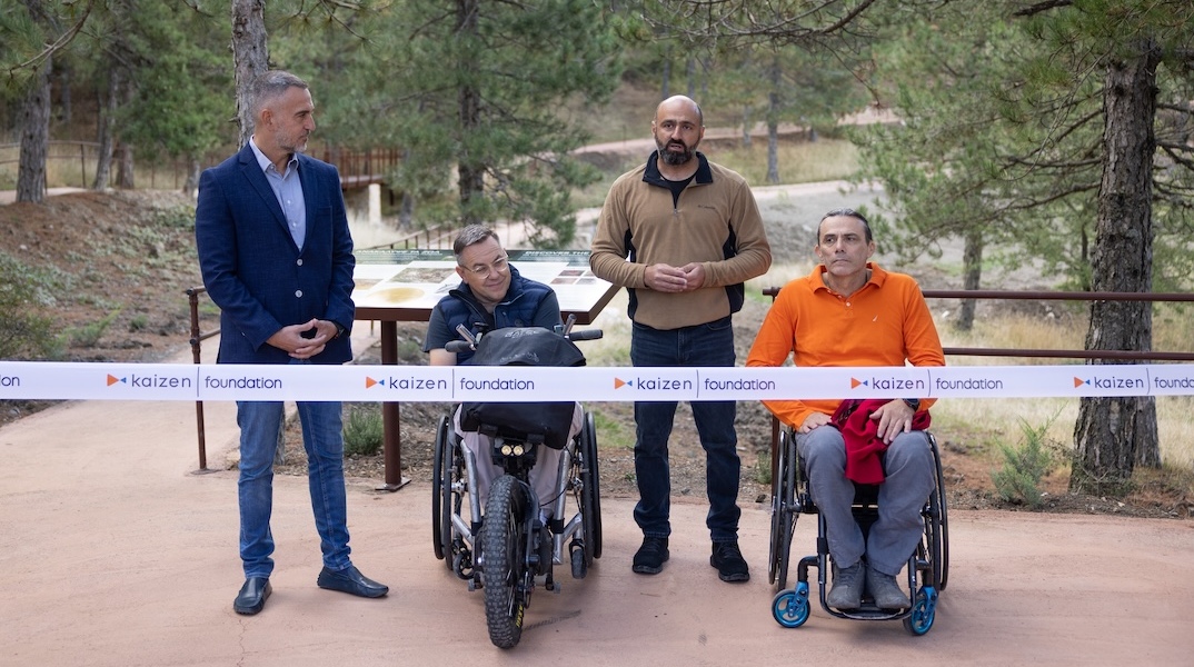 (2)  Στα εγκαίνια του Μονοπατιού Προσβασιμότητας, από αριστερά προς τα δεξιά: Πάνος Κωνσταντόπουλος, Πρόεδρος του Kaizen Foundation | Αλέξανδρος Ταξιλδάρης, Πρόεδρος του Συλλόγου Αναπήρων Ατόμων με κινητικά προβλήματα και Φίλων «ΠΕΡΠΑΤΩ» | Στέφανος Σιδηρόπουλος, Ιδρυτικό μέλος της Access To Nature | Κώστας Σιάχος, Πρόεδρος του Πανελλήνιου Αθλητικού Συλλόγου Κινητικά Αναπήρων και της Εθνικής Αθλητικής Ομοσπονδίας Ατόμων με Αναπηρία