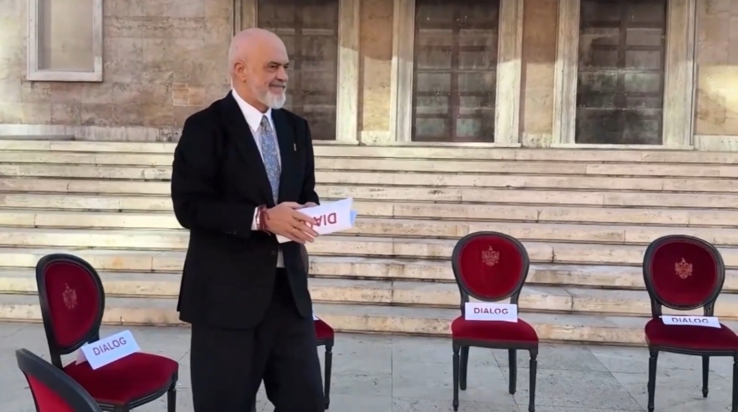 Αλβανία: Απλώνει και πάλι «καρέκλες διαλόγου» προς τους διαδηλωτές ο πρωθυπουργός Έντι Ράμα 