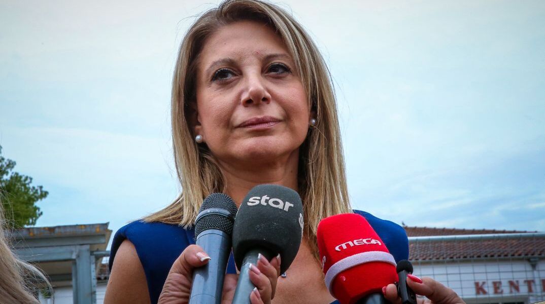 Καρυστιανού: Ανακοινώσεις κατά μέσων ενημέρωσης και δημοσκοπήσεων