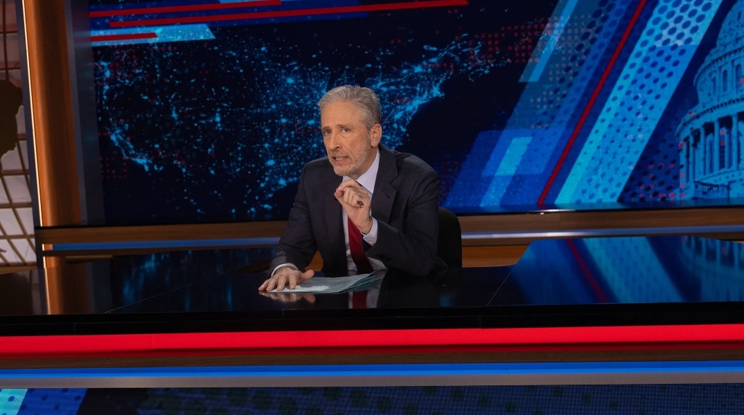 Ο Τζον Στιούαρτ θα είναι παρουσιαστής του «The Daily Show» έως το 2028