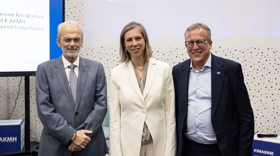 Η CEO της Alphabet Education, Χριστίνα Παρασκευοπούλου με τον Γενικό Διευθυντή της MRB, Δημήτρη Μαύρο και τον Πρόεδρο & CEO της Inchcape Hellas, Hermann Riedl