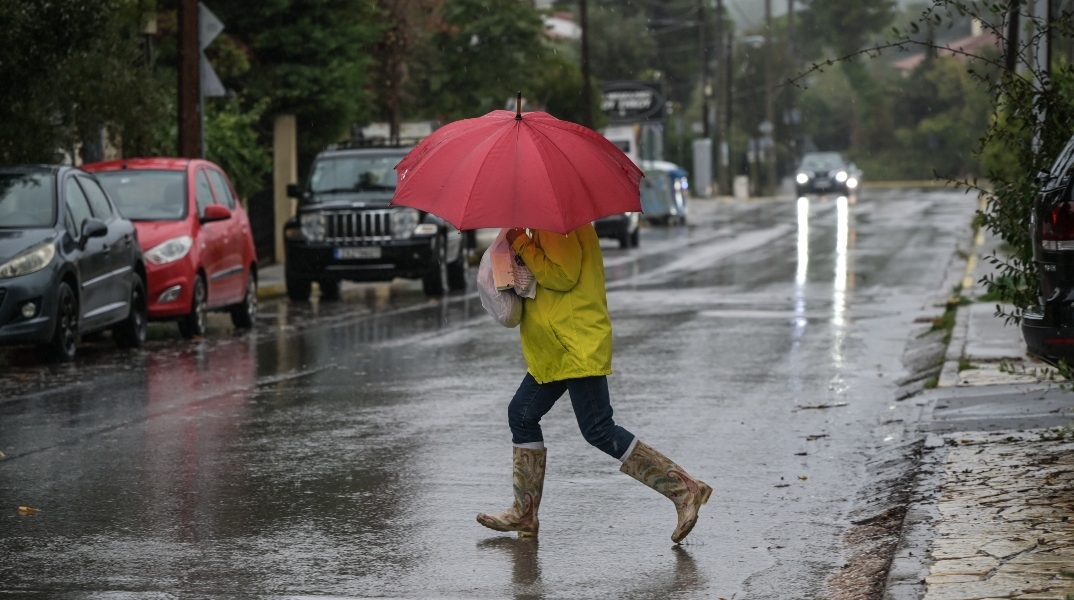 Καιρός αύριο: Νεφώσεις και τοπικές μπόρες – Πτώση της θερμοκρασίας