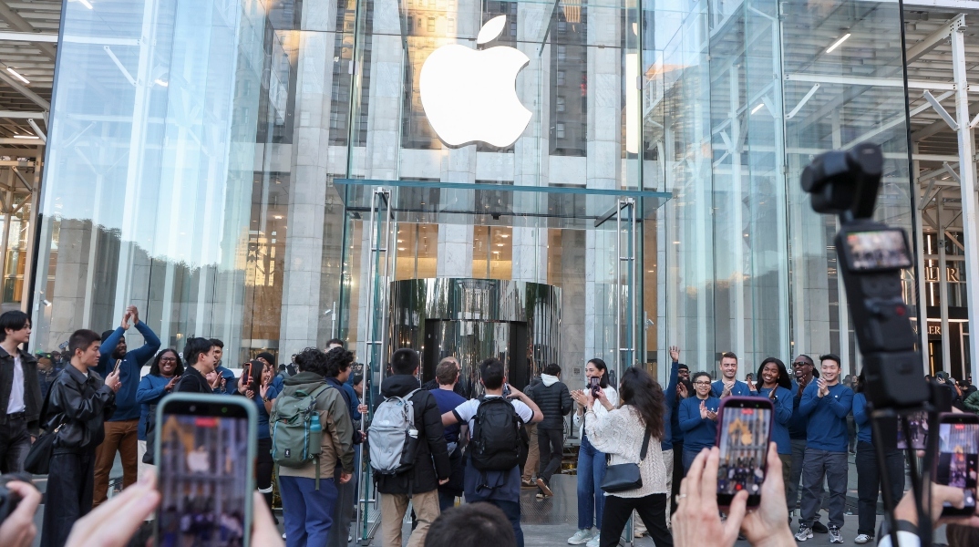 Ουρές έξω από καταστήματα Apple Store για το νέο iPhone Duo 