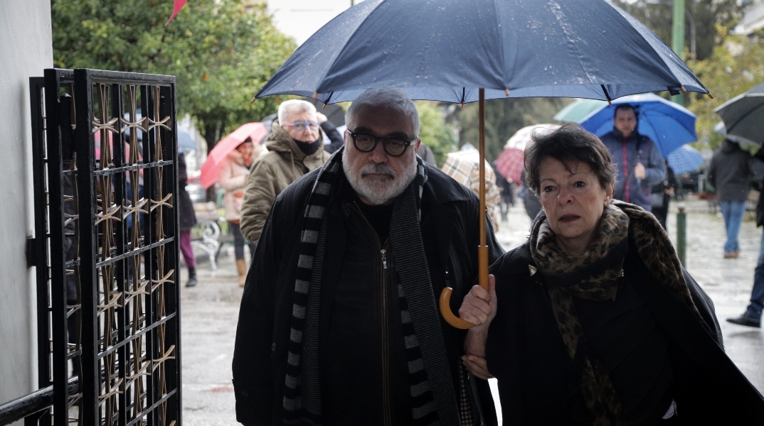 Πένθος για τον Δημήτρη Πιατά: Πέθανε η σύζυγός του Λέλα – Το ανακοίνωσε ο Βούρος μετά την παράσταση
