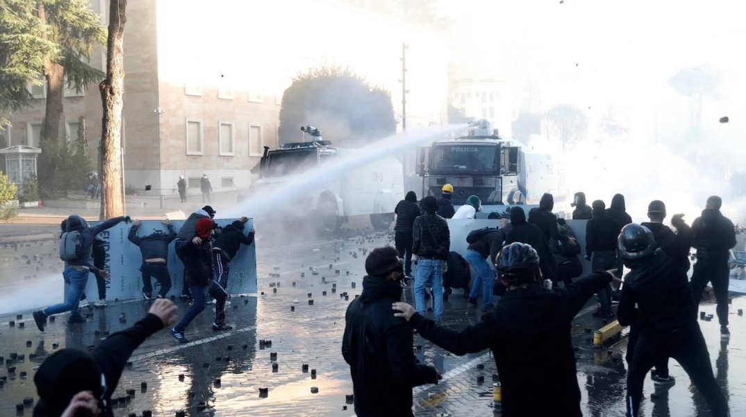 «Ράμα παραιτήσου»: Πετροπόλεμος στα Τίρανα με μπαράζ μολότοφ και δακρυγόνων	