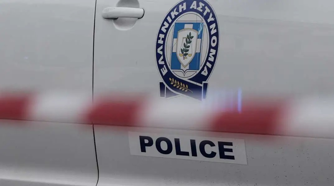 Συναγερμός για ύποπτη βαλίτσα στα Εξάρχεια, έλεγχος από το ΤΕΕΜ
