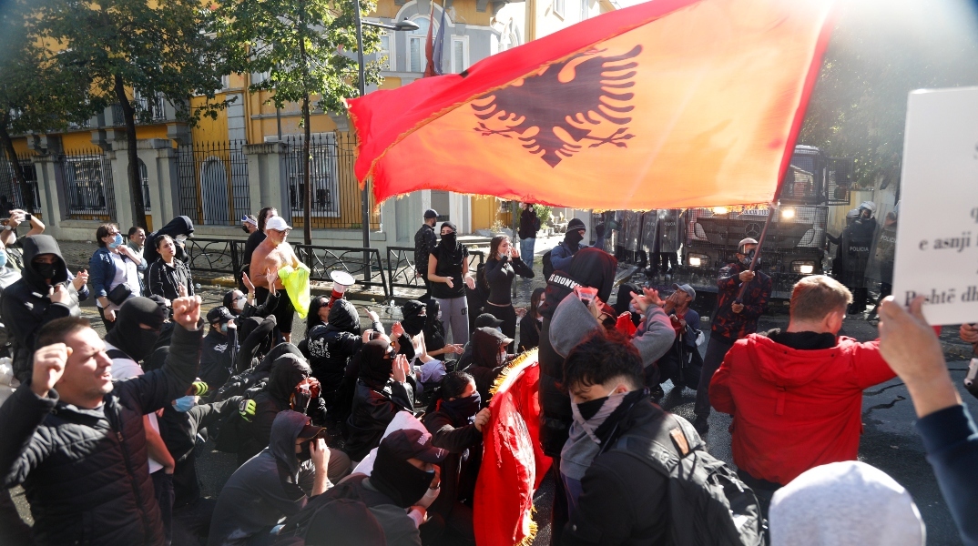 Αλβανία: Δεν κάνουν πίσω οι φοιτητές – Φωτιές και πετροπόλεμος έξω από το γραφείο του πρωθυπουργού