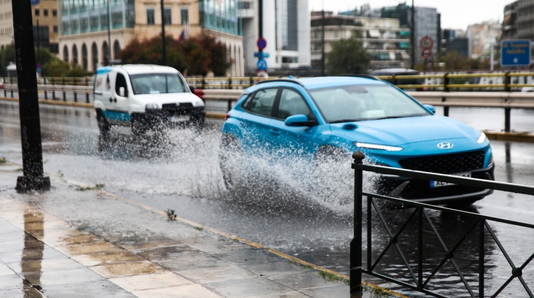Ο καιρός σήμερα: Πτώση της θερμοκρασίας με βροχές και καταιγίδες