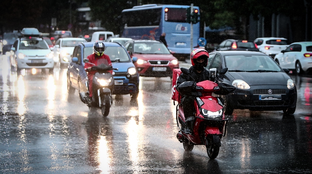 Βούλα: Διακοπή κυκλοφορίας στη λεωφόρο Καραμανλή λόγω συσσώρευσης υδάτων