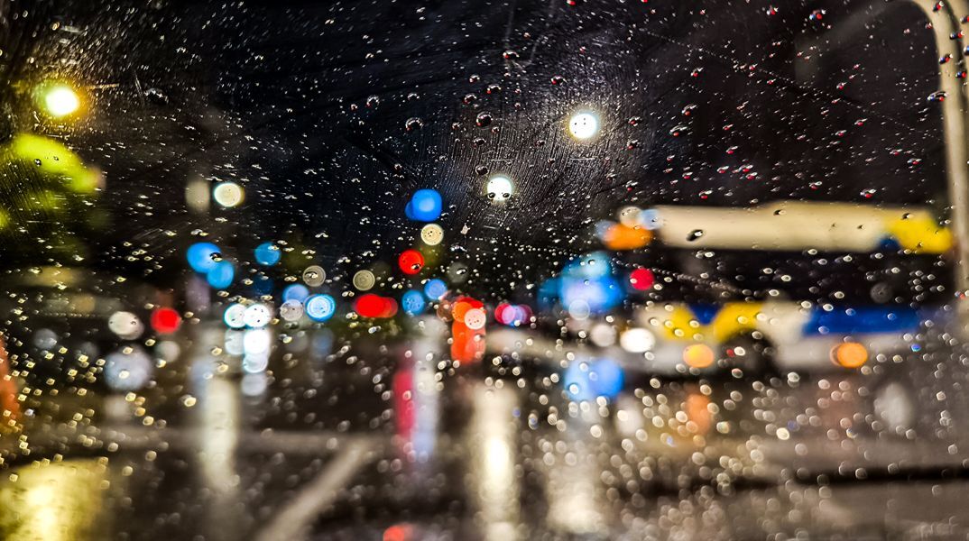 Βρέχει αδιάκοπα από το πρωί στην Αττική - Τριήμερο βροχών και καταιγίδων, η πρόγνωση για τις επόμενες ώρες