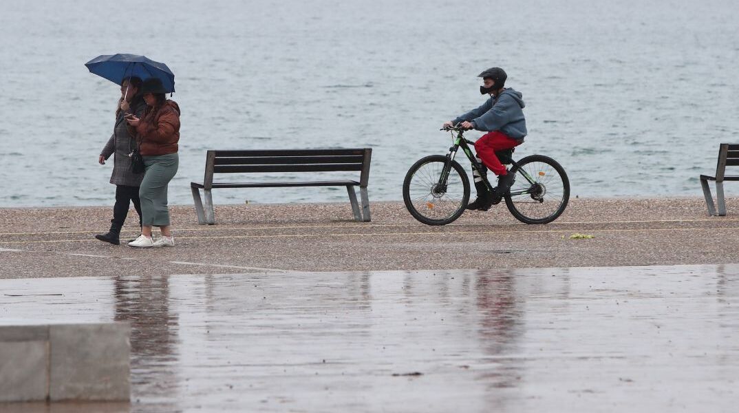 Καιρός σήμερα: Βροχές και ισχυρές καταιγίδες με χαμηλές για την εποχή θερμοκρασίες