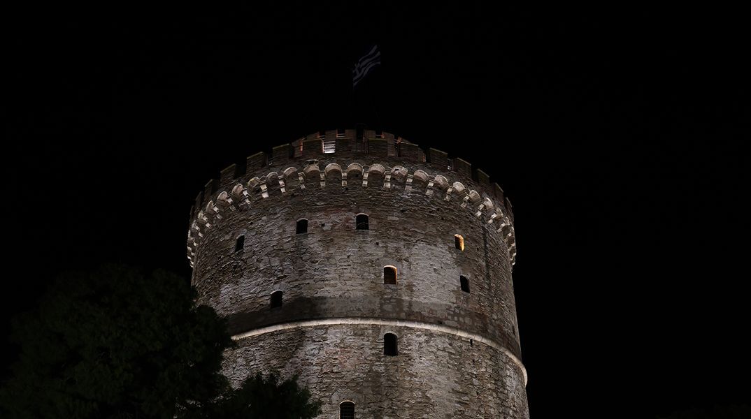 Θεσσαλονίκη: Αποκαλυπτήρια του νέου φωτισμού στον Λευκό Πύργο υπό την παρουσία Μητσοτάκη