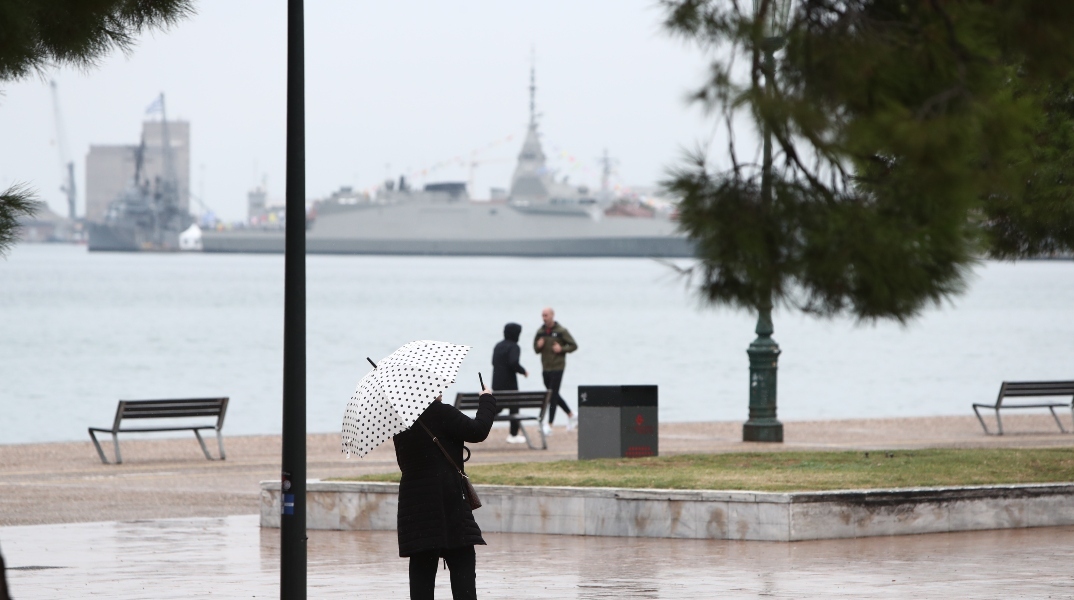 Καιρός αύριο: Βροχές και ισχυρές καταιγίδες με χαμηλές για την εποχή θερμοκρασίες