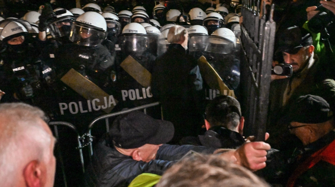 Πολωνία- πολιτική κρίση: Ο πρόεδρος του Συνταγματικού Δικαστηρίου απομακρύνθηκε, η αστυνομία αναπτύχθηκε