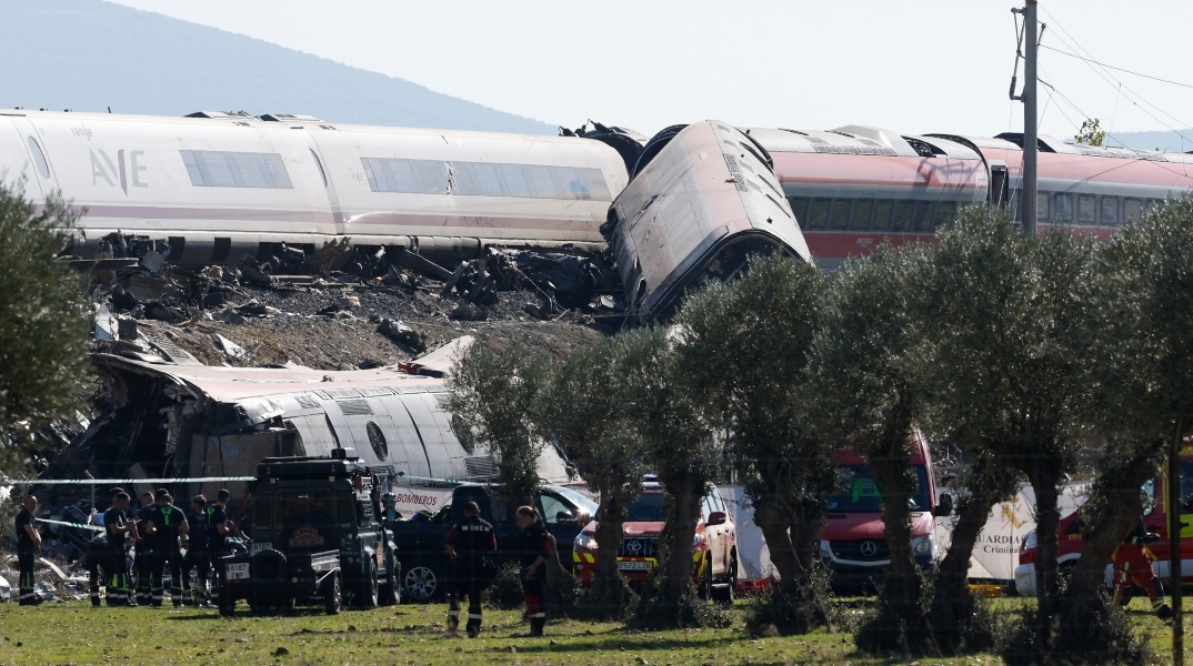 Ισπανία: Με ταχύτητα 160 χλμ/ώρα κινούνταν το τραίνο που προσέκρουσε σε ακινητοποιημένο συρμό