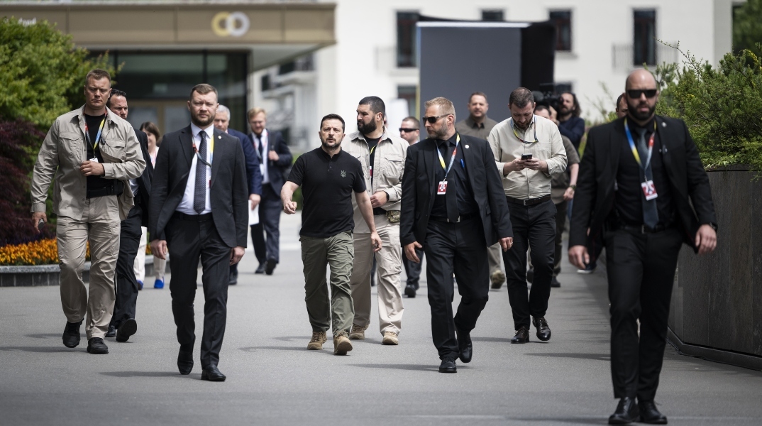 ο Βολοντίμιρ Ζελένσκι αναμεσα απο ανδρες ασφαλείας