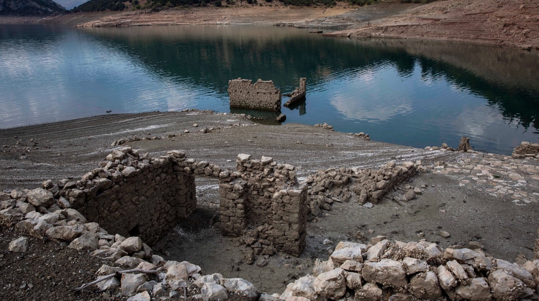 ερειπια χωριου διπλα σε λιμνη