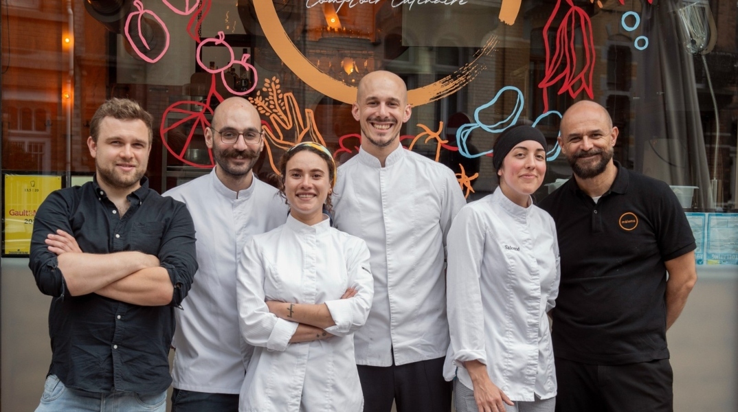 Ένας  Έλληνας σεφ στο Βέλγιο στους καλύτερους της χρονιάς, σύμφωνα με τα βραβεία «Gault & Millau». Ο Γιώργος Αθανασόπουλος είναι ο ιδιοκτήτης του εστιατορίου «Màloma» στις Βρυξελλες