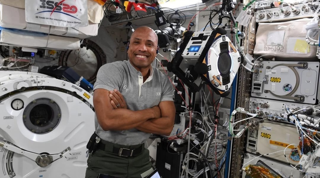 Αποστολή στη Σελήνη: Διαστημικό «μπάνιο» από τον Βίκτορ Γκλόβερ μέσα στο Orion - Βίντεο