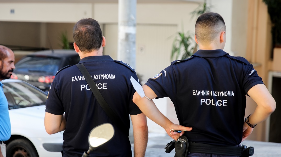 Κάλεσε να συλλάβουν οικογένεια για 20 ευρώ βενζίνη και τα πλήρωσε ο αστυνομικός