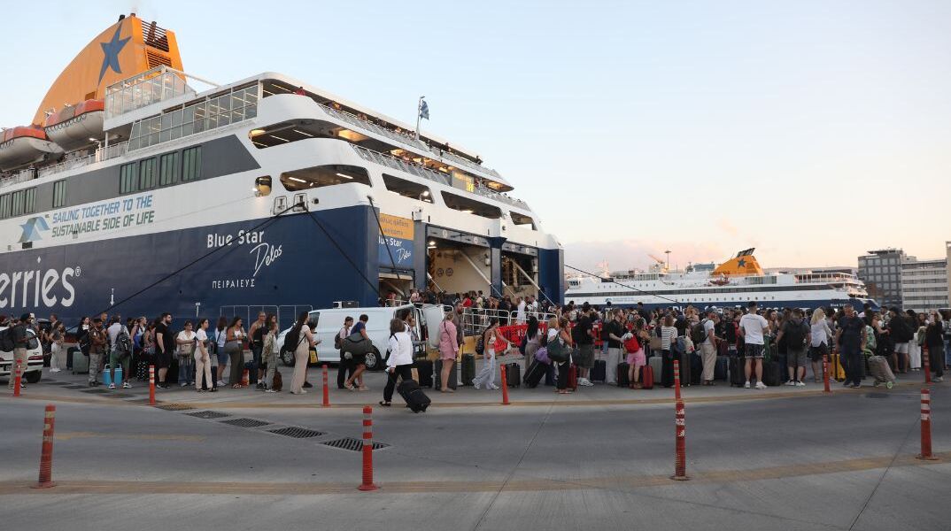 ΑΝΑΧΩΡΟΥΝ ΓΙΑ ΤΑ ΝΗΣΙΑ ΟΙ ΑΔΕΙΟΥΧΟΙ ΤΟΥ ΔΕΚΑΠΕΝΤΑΥΓΟΥΣΤΟΥ ΑΠΟ ΤΟ ΛΙΜΑΝΙ ΤΟΥ ΠΕΙΡΑΙΑ