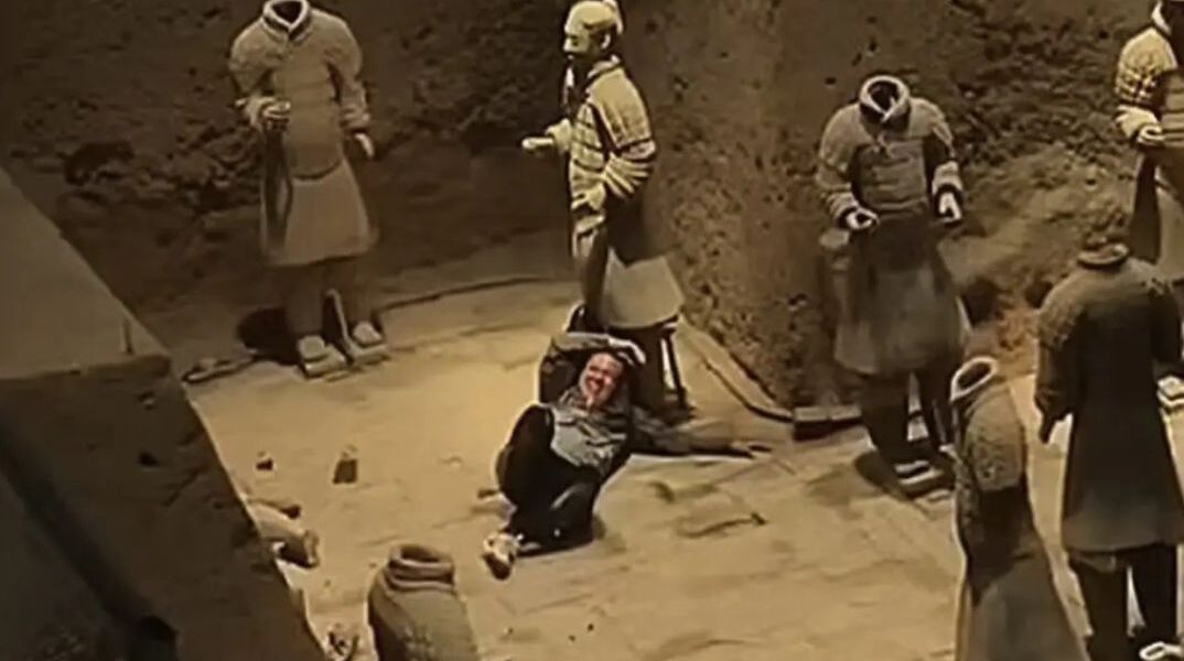 Τουρίστας έσπασε αγάλματα του Πήλινου Στρατού της Κίνας