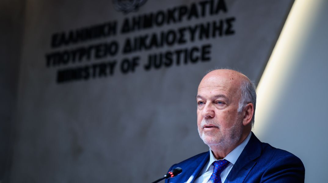 Φλωρίδης: Τα ομόφυλα ζευγάρια δεν θα μπορούν να αποκτούν παιδί μέσω παρένθετης μητέρας