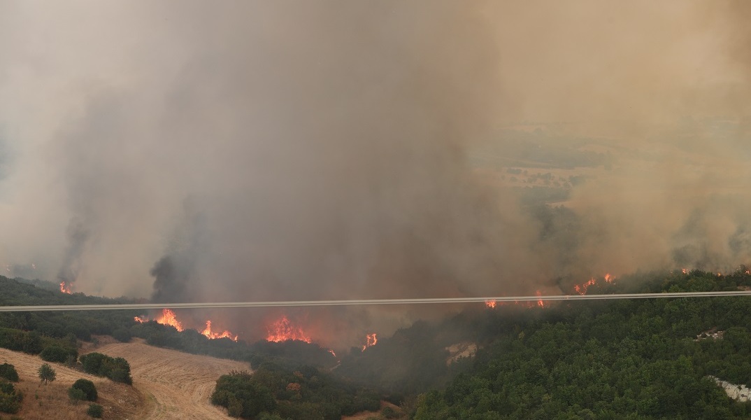 Φωτιά στην Αλεξανδρούπολη: Συνεχείς μεγάλες αναζωπυρώσεις