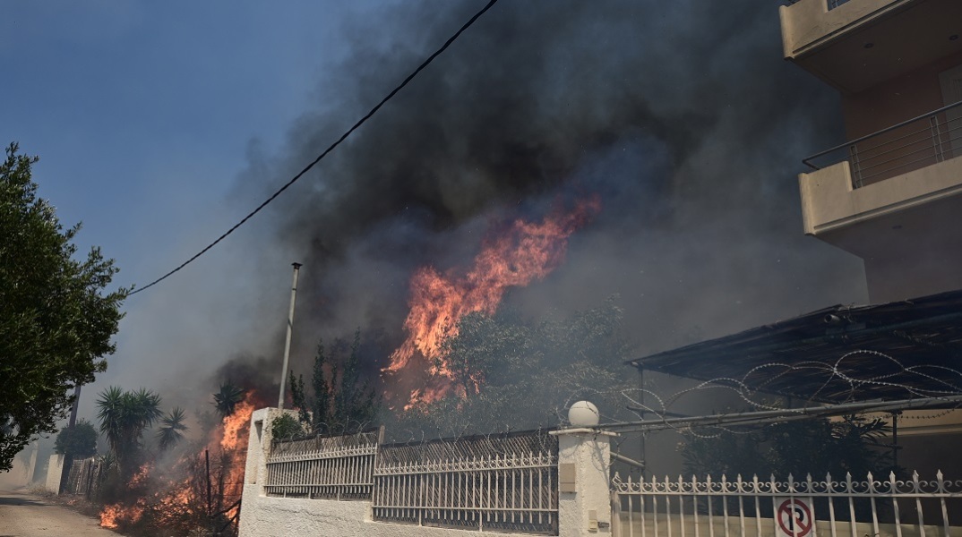 Φωτιά τώρα στον Κουβαρά: Καίγονται σπίτια