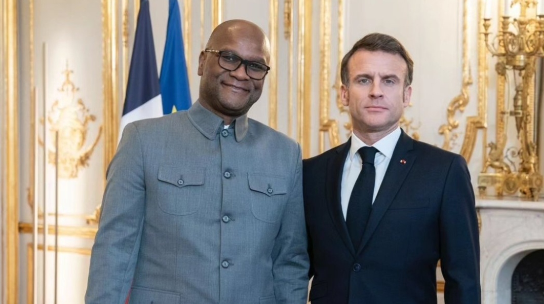 Ο πρέσβης της Νοτίου Αφρική με τον Εμανουέλ Μακρόν