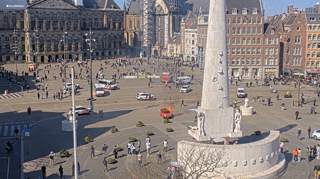 οχημα στις φλογες, πλατεια, κοσμος