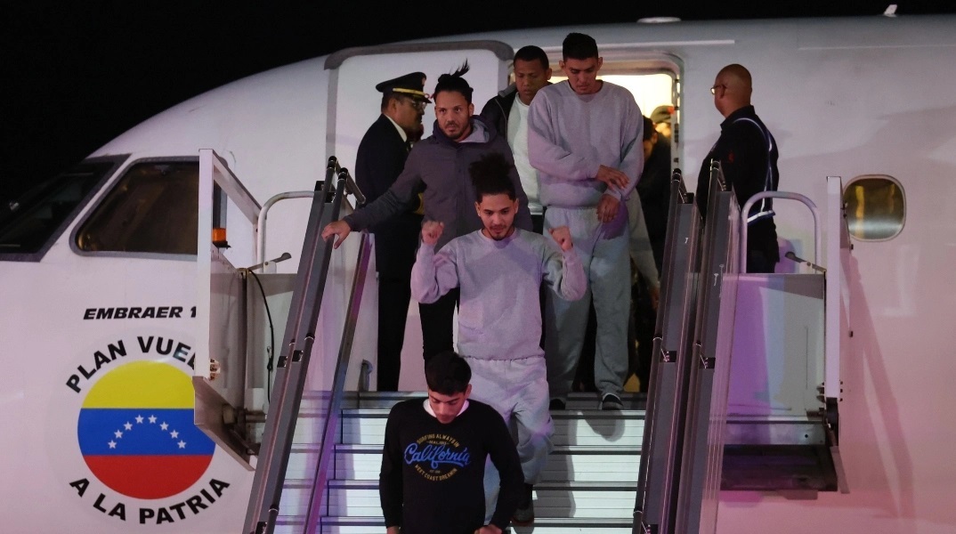 Πολίτες της Βενεζουέλας αποβιβάζονται από αεροπλάνο μετά την απέλασή τους από τις Ηνωμένες Πολιτείες