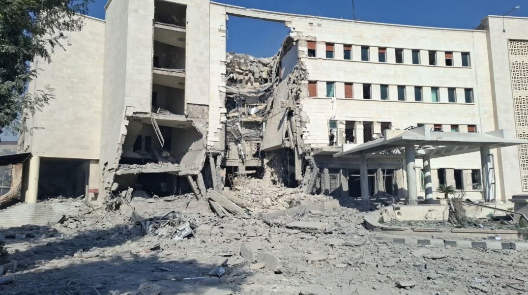 Το κτίριο του συριακού υπουργείου άμυνας μετά τον ισραηλινό βομβαρδισμό