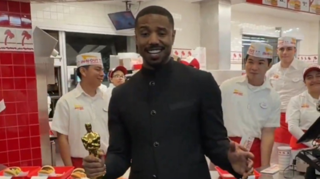 Ο Μάικλ Μπ. Τζόρνταν γιόρτασε το πρώτο του Όσκαρ σε φαστφουντάδικο 