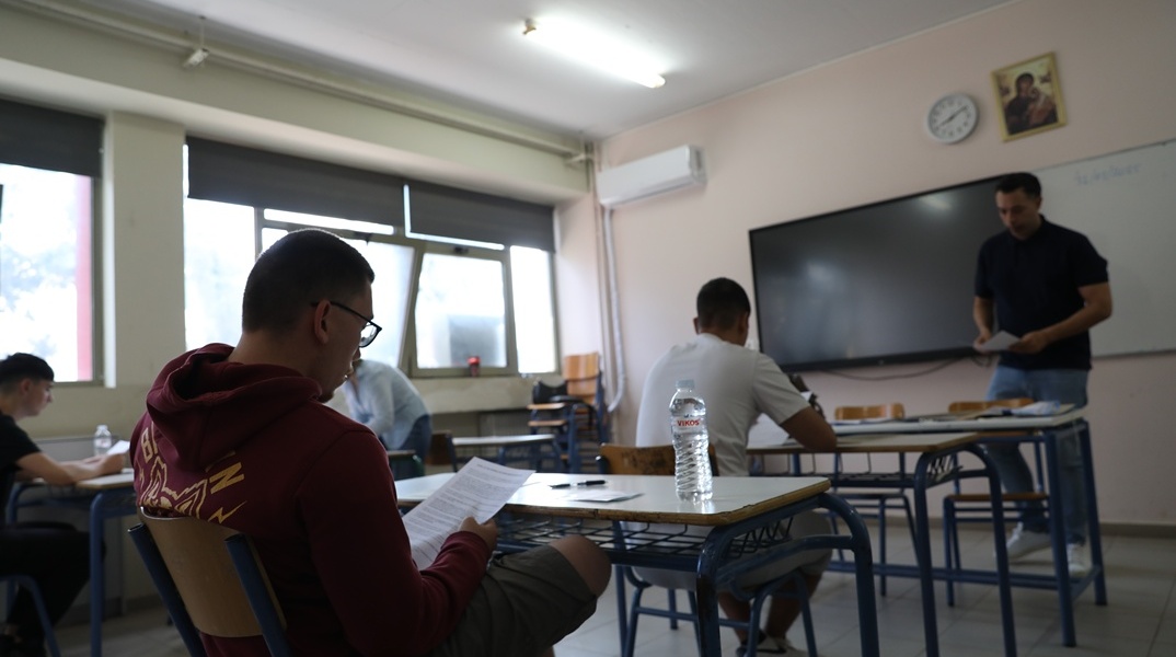 Μαθητές Γ' Λυκείου κατά τη διάρκεια Πανελληνίων