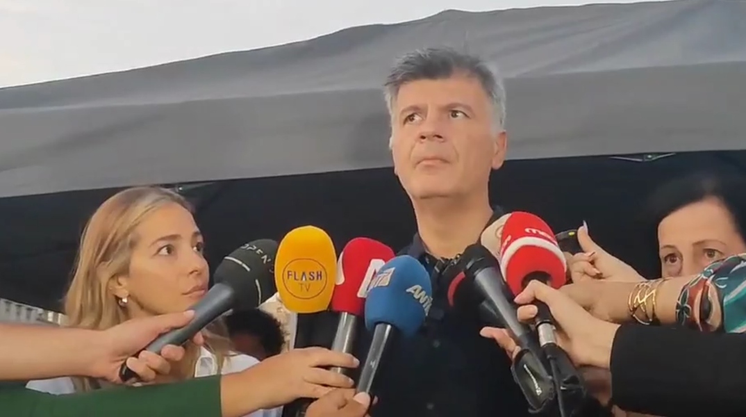 Μποφίλιου και Δεληβοριάς έξω από τη Βουλή