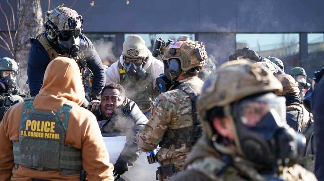 Αστυνομικοί της ICE μεταφέρουν τραυματισμένο διαδηλωτή στη Μινεάπολη