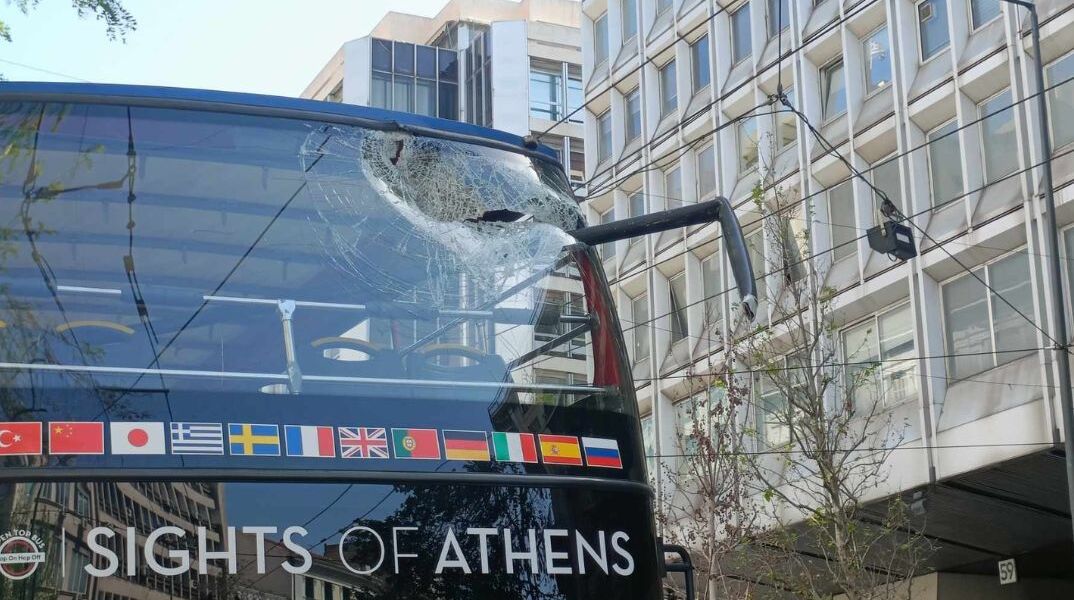  ΑΤΥΧΗΜΑ ΣΤΟ ΚΕΝΤΡΟ ΤΗΣ ΑΘΗΝΑΣ ΟΤΑΝ ΚΑΛΩΔΙΟ ΑΠΟ ΤΡΟΛΕΪ ΚΟΠΗΚΕ ΚΑΙ ΕΠΕΣΕ ΣΕ ΤΟΥΡΙΣΤΙΚΟ ΛΕΩΦΟΡΕΙΟ (ΜΙΧΑΛΗΣ ΚΑΡΑΓΙΑΝΝΗΣ / EUROKINISSI)