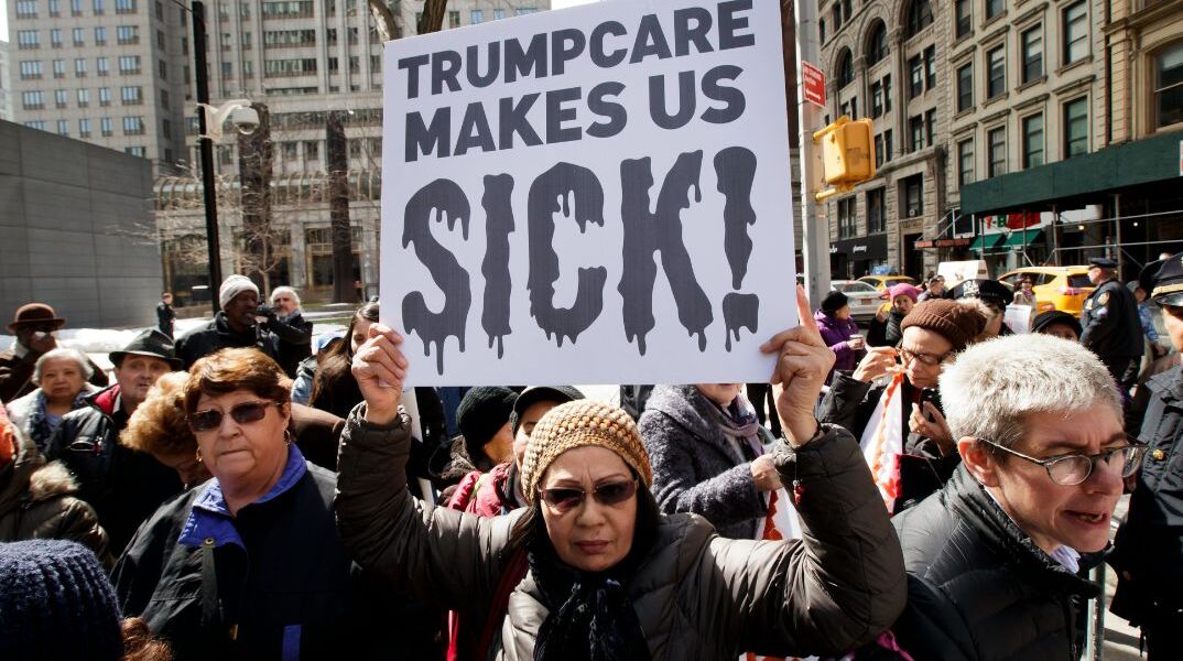 ΗΠΑ: «Στον αέρα» εκατομμύρια Αμερικανοί μετά το πάγωμα του Τραμπ στις ασφαλιστικές καλύψεις