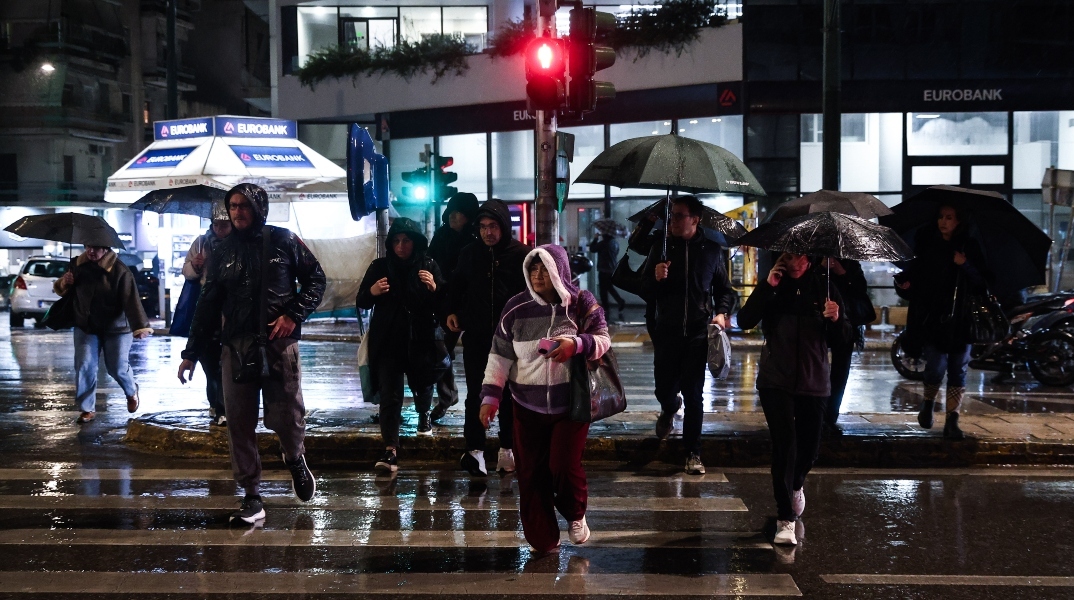 Καιρός, περαστικοι, βροχη