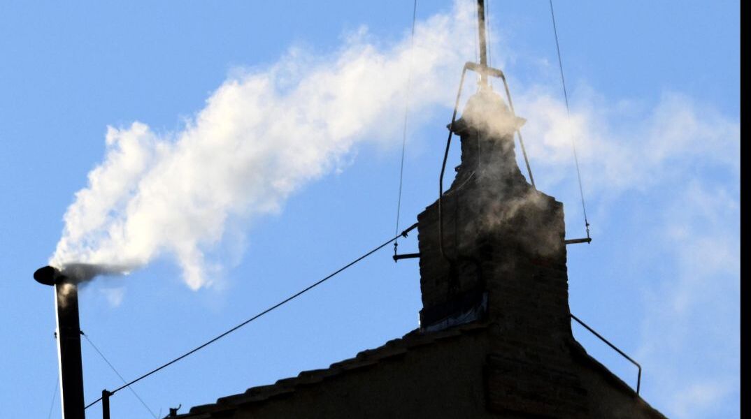 Τι συμβαίνει μεταξύ της λευκής καπνοδόχου και της ανακοίνωσης του νέου πάπα;