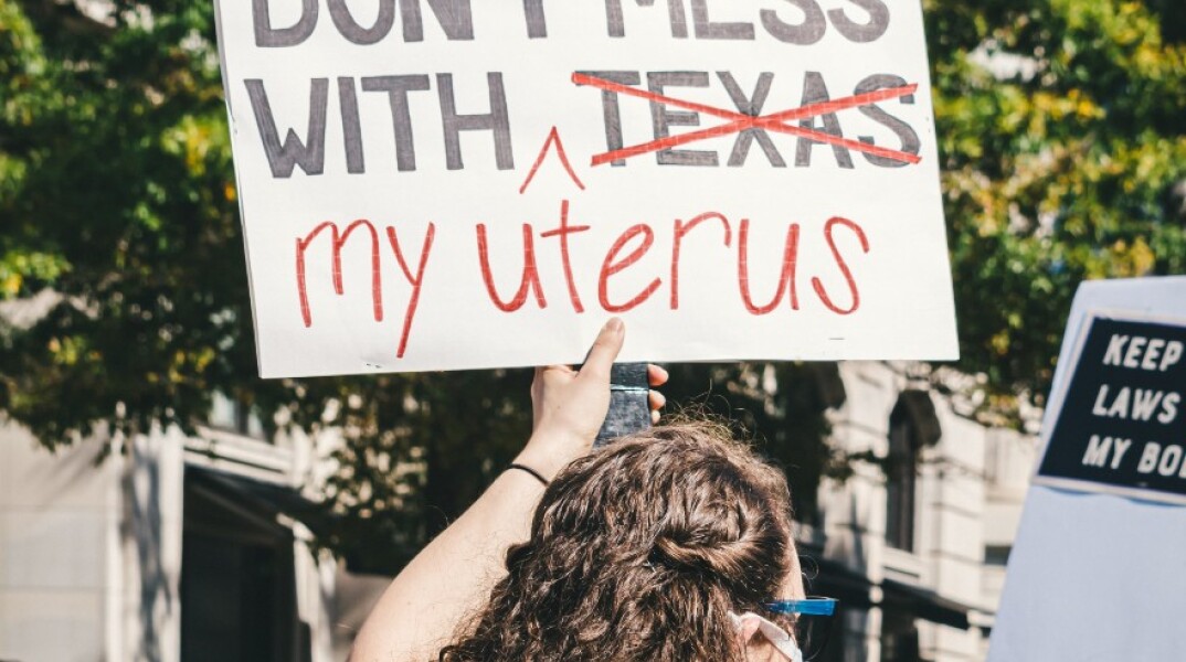 Διαμαρτυρίες για την απαγόρευση του δικαιώματος της άμβλωσης