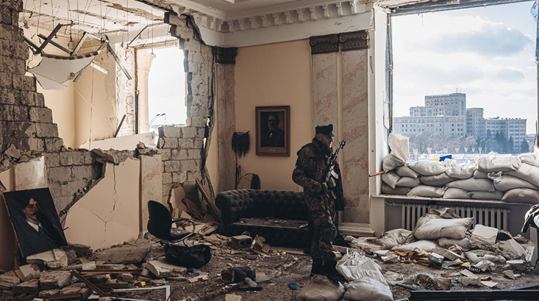 Ουκρανός στρατιώτης μέσα σε κατεστραμένο κυβερνητικο κτίριο στο Χάρκοβο, μετά από ρωσική επίθεση  