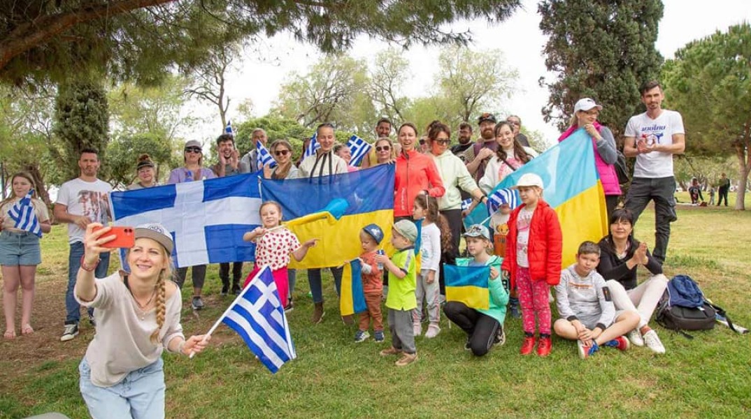 Ουκρανοί πολίτες καθάρισαν την παραλία στο ΣΕΦ - Πόζαραν κρατώντας τις σημαίες της χώρας