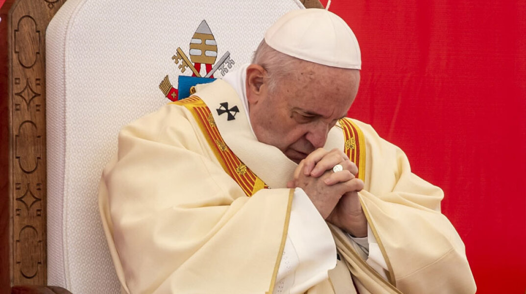 Ο Πάπας Φραγκίσκος ταλαιπωρείται από πόνο στο γόνατο, που δεν του επιτρέπει να περπατήσει