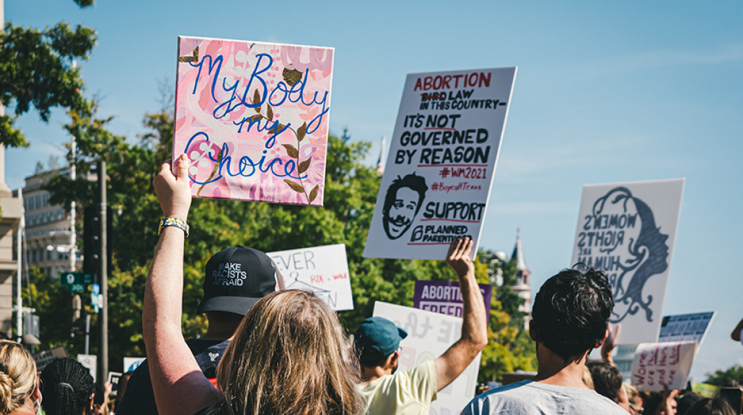 Πανό σε διαδήλωση για την απαγόρευση των αμβλώσεων στις ΗΠΑ